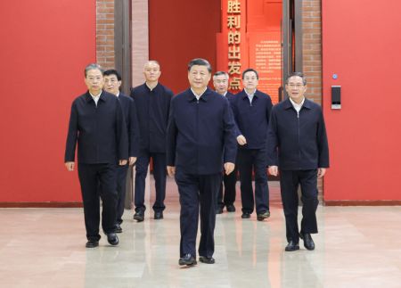 2022年10月27日,习近平等在延安革命纪念馆参观《伟大历程——中共中央在延安十三年历史陈列》。新华社记者 王晔 摄 2022年10月27日,习近平等在延安革命纪念馆参观《伟大历程——中共中央在延安十三年历史陈列》。新华社记者 王晔 摄