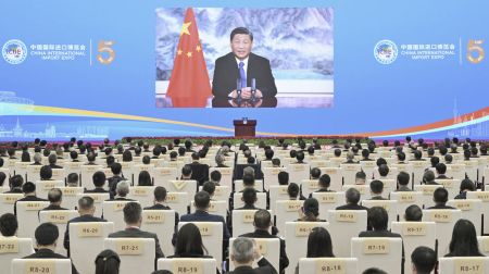 　　2022年11月4日晚，习近平以视频方式出席在上海举行的第五届中国国际进口博览会开幕式并发表题为《共创开放繁荣的美好未来》的致辞。新华社记者 高洁 摄