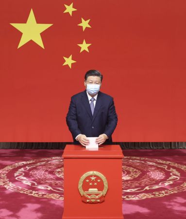 2021年11月5日,习近平在北京市西城区中南海选区怀仁堂投票站参加区人大代表选举投票。新华社记者 鞠鹏 摄 2021年11月5日,习近平在北京市西城区中南海选区怀仁堂投票站参加区人大代表选举投票。新华社记者 鞠鹏 摄