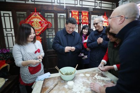 2019年2月1日,习近平在北京看望慰问基层干部群众,考察北京冬奥会、冬残奥会筹办工作时,在前门东区草厂四条胡同,同朱茂锦一家人包饺子、聊家常。新华社记者 鞠鹏 摄 2019年2月1日,习近平在北京看望慰问基层干部群众,考察北京冬奥会、冬残奥会筹办工作时,在前门东区草厂四条胡同,同朱茂锦一家人包饺子、聊家常。新华社记者 鞠鹏 摄