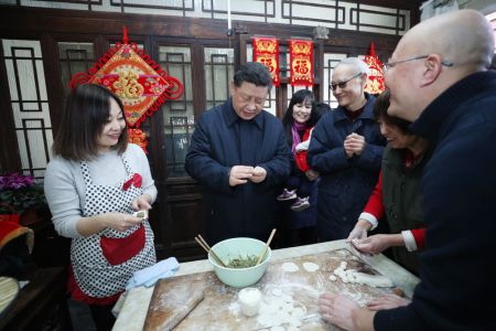 　　2019年2月1日，习近平在北京看望慰问基层干部群众，考察北京冬奥会、冬残奥会筹办工作时，在前门东区草厂四条胡同，同朱茂锦一家人包饺子、聊家常。新华社记者 鞠鹏 摄