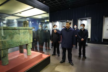 2022年10月28日下午,习近平在河南省安阳市殷墟博物馆考察。新华社记者 鞠鹏 摄 2022年10月28日下午,习近平在河南省安阳市殷墟博物馆考察。新华社记者 鞠鹏 摄