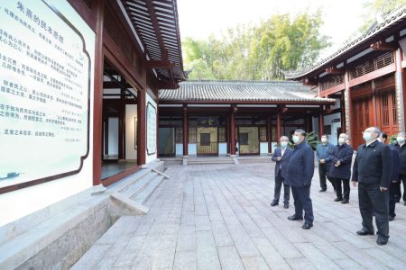 2021年3月22日,习近平在福建省南平武夷山朱熹园,了解朱熹生平及理学研究等情况。新华社记者 鞠鹏 摄 2021年3月22日,习近平在福建省南平武夷山朱熹园,了解朱熹生平及理学研究等情况。新华社记者 鞠鹏 摄