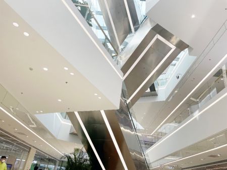 SM Xiamen Phase III is presented with bright lighting and well-arranged floors, reflecting the atmosphere of understated elegance. The inner space echoes its appearance, with spacious atrium skylights fully applying natural lighting. While the escalators are stacked in a crisscross manner, arranged with glass railings and clear storefronts, providing multiple and transparent display angles for stores and commodities.