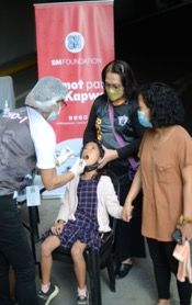 Angeline Cacanindin (rightmost) hold the hand of her daughter during the tooth extraction. Angeline Cacanindin (rightmost) hold the hand of her daughter during the tooth extraction.