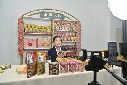 “玉侨子午线”平台工作人员直播带货。 “玉侨子午线”平台工作人员直播带货。