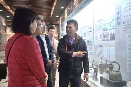 海外华文媒体代表参观“玉侨子午线”平台。 海外华文媒体代表参观“玉侨子午线”平台。