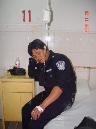 圖為2006年11月20日為了救受傷同事被歹徒打傷頭部。 (被訪者供圖)