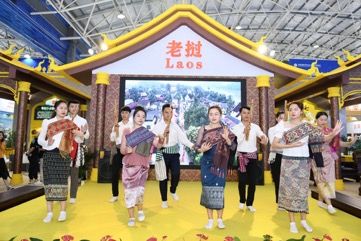 表演者在展厅表演老挝传统舞蹈。 表演者在展厅表演老挝传统舞蹈。