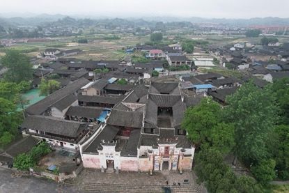 荆坪古村位于清幽的㵲水河畔，有“中国画里的古村”之称，是中国历史文化名村。