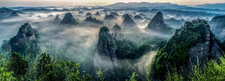 万佛山。吴满亮摄 万佛山。吴满亮摄