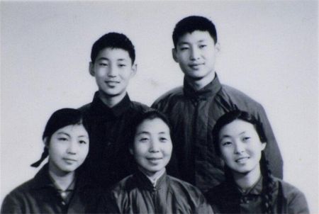 1972年冬,齐心和子女们。前排右起:齐桥桥、齐心、习安安。后排右起:习近平、习远平。 1972年冬,齐心和子女们。前排右起:齐桥桥、齐心、习安安。后排右起:习近平、习远平。