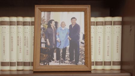 习近平的办公室里放着他和家人的合照。 习近平的办公室里放着他和家人的合照。