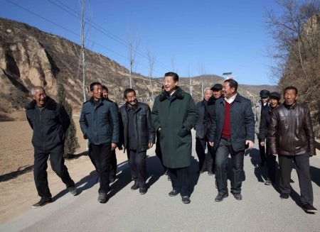 2015年2月13日,习近平在陕西省延安市延川县文安驿镇梁家河村看望村民,并就老区脱贫致富进行实地调研。 2015年2月13日,习近平在陕西省延安市延川县文安驿镇梁家河村看望村民,并就老区脱贫致富进行实地调研。