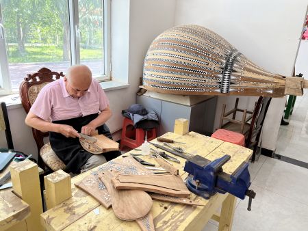 非物質遺產傳承人在製作達卜 非物質遺產傳承人在製作達卜