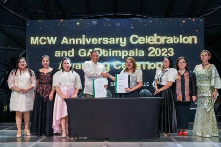 SM Supermalls’ Senior Vice President for Operations Engr. Bien Mateo (4th from left) and Philippine Commission on Women (PCW) Executive Director Atty. Kristine Chaves (4th from right) lead the signing of the memorandum of understanding between SM Supermalls and PCW to further advocate gender equality. They are joined by (L-R)： SM Supermalls’ Assistant Vice President (AVP) for Customer Relations Services Marjorie Orellano, PCW Deputy Executive Director Khay Ann Borlado, SM Supermalls’ AVP for Corporate Compliance and SM Cares for Women Program Director Atty. Pearl Jayagan Turley, PCW Chief Gender and Development Specialist Anita Baleda, SM Supermalls’ Vice President for Corporate Marketing Grace Magno, and PCW Deputy Executive Director Kristine Balmes