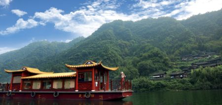酉水游船带游客感受沅陵山水之美。 沅陵宣传部供图 酉水游船带游客感受沅陵山水之美。 沅陵宣传部供图
