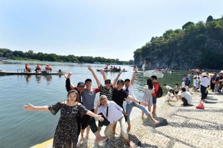 图为游客在桂林象鼻山“打卡”合影。 图为游客在桂林象鼻山“打卡”合影。