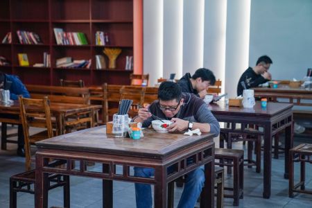 图为食客在桂林米粉文化中心里吃粉。陈冠言 摄