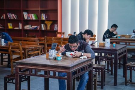 图为食客在桂林米粉文化中心里吃粉。陈冠言 摄 图为食客在桂林米粉文化中心里吃粉。陈冠言 摄