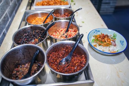 图为桂林米粉的各种配料。陈冠言 摄 图为桂林米粉的各种配料。陈冠言 摄