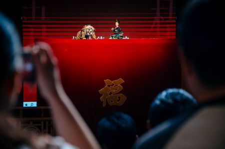 2023年12月10日,遊客在梧林傳統村落觀看掌中木偶戲。 李南軒 攝 2023年12月10日,遊客在梧林傳統村落觀看掌中木偶戲。 李南軒 攝