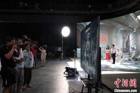 图为“行走中国·2024海外华文媒体川渝行”参访团成员在永川科技片场体验虚拟拍摄技术。李可怡 摄 图为“行走中国·2024海外华文媒体川渝行”参访团成员在永川科技片场体验虚拟拍摄技术。李可怡 摄
