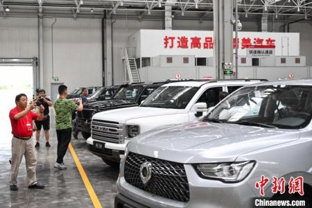 图为“行走中国·2024海外华文媒体川渝行”参访团成员走进长城汽车股份有限公司重庆分公司。中新网记者 何蓬磊 摄 图为“行走中国·2024海外华文媒体川渝行”参访团成员走进长城汽车股份有限公司重庆分公司。中新网记者 何蓬磊 摄