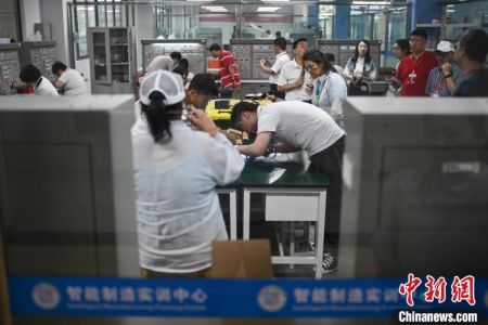 图为“行走中国·2024海外华文媒体川渝行”参访团成员走进重庆智能工程职业学院。中新网记者 何蓬磊 摄 图为“行走中国·2024海外华文媒体川渝行”参访团成员走进重庆智能工程职业学院。中新网记者 何蓬磊 摄
