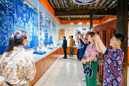 图为游客参观璞真白族扎染博物馆。 图为游客参观璞真白族扎染博物馆。