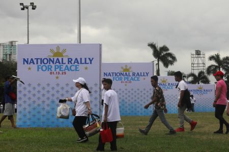 週日，在馬尼拉的黎剎公園的基仁諾檢閱台上，基督堂教會信徒們正在為全國和平集會做準備。附近省份的一些成員已經抵達，將在帳篷裡過夜。