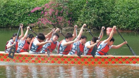 華僑大學龍舟隊的隊員在進行訓練。(受訪者供圖) 華僑大學龍舟隊的隊員在進行訓練。(受訪者供圖)
