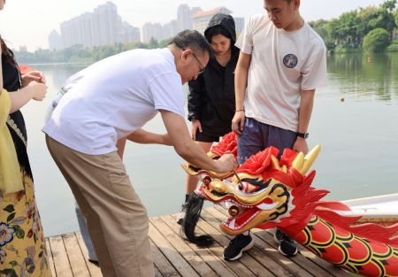 龍舟賽前,為龍舟進行點睛。 (受訪者供圖) 龍舟賽前,為龍舟進行點睛。 (受訪者供圖)
