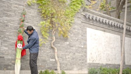 (山东章丘葱农宋光宝和他种出的超过2米的大葱) (山东章丘葱农宋光宝和他种出的超过2米的大葱)