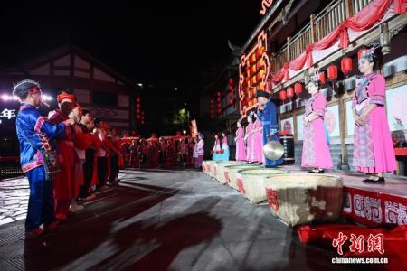 图为传统土家婚俗秀现场。中新社记者 张浪 摄