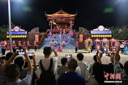 图为传统土家婚俗秀吸引游客。中新社记者 张浪 摄