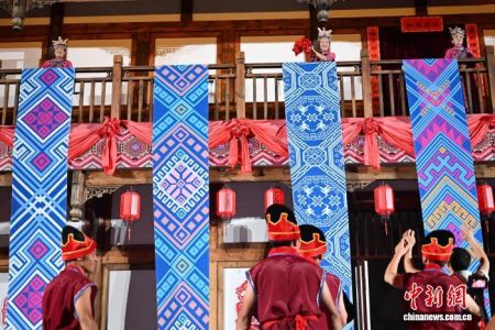 图为“新娘”在传统土家婚俗秀上抛绣球。中新社记者 张浪 摄