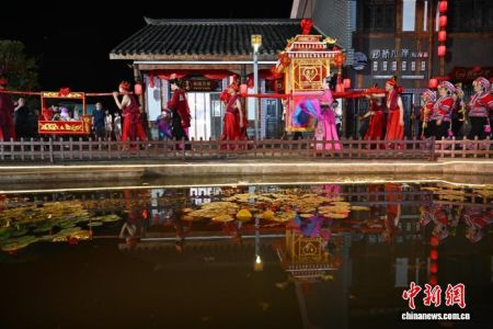 图为传统土家婚俗秀现场，“新郎”迎娶“新娘”。中新社记者 张浪 摄