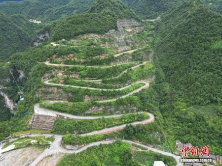 　　7月24日，参加“行走中国·2025海外华文媒体川渝行”活动的20余家海外华文媒体代表走进四川省达州市宣汉县巴山大峡谷。图为巴山大峡谷盘山公路。(无人机照片)中新社记者 张浪 摄