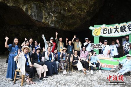 　　7月24日，参加“行走中国·2025海外华文媒体川渝行”活动的20余家海外华文媒体代表走进四川省达州市宣汉县巴山大峡谷。图为海外华文媒体代表在巴山大峡谷桃溪谷合影。中新社记者 张浪 摄