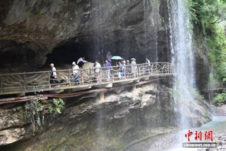 　　7月24日，参加“行走中国·2025海外华文媒体川渝行”活动的20余家海外华文媒体代表走进四川省达州市宣汉县巴山大峡谷。图为海外华文媒体代表在巴山大峡谷桃溪谷参访享受清凉夏日。中新社记者 张浪 摄