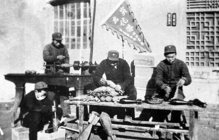 這是抗日戰爭時期，在極困難的條件下，山東渤海軍區部隊自己製造槍炮子彈(資料照片)。