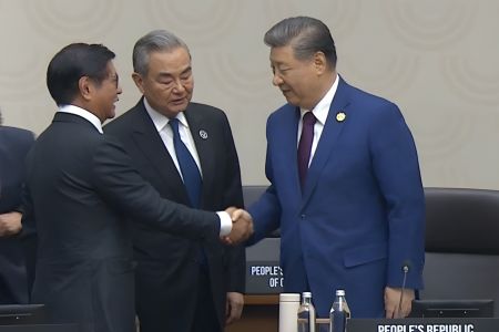 菲律濱總統小馬科斯和中國國家主席習近平握手,祝賀中國於2026年擔任亞太經合組織主席國,並「重申菲律濱致力於在本地區推動夥伴關係與有意義的合作」。 菲律濱總統小馬科斯和中國國家主席習近平握手,祝賀中國於2026年擔任亞太經合組織主席國,並「重申菲律濱致力於在本地區推動夥伴關係與有意義的合作」。