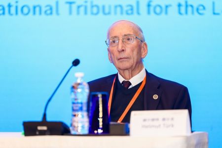 图尔克在第三届“国际海洋争端解决与国际法”研讨会上主持相关议题讨论 图尔克在第三届“国际海洋争端解决与国际法”研讨会上主持相关议题讨论