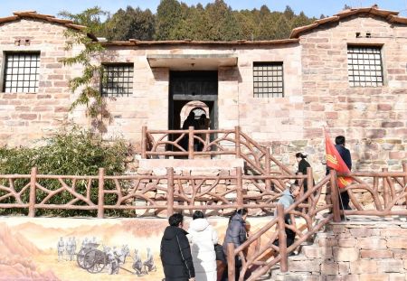 图为参会人员在前南峪村的中国人民抗日军政大学旧址参观。韩冰 摄