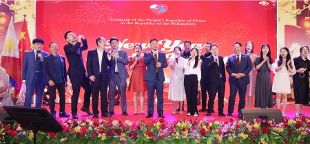 圖為中國駐菲大使井泉率領大使館館員及嘉賓代表，昨日在馬加智香格里拉大酒店舉行的媒體新年沙龍上高歌。（本報記者Celia Ramos攝）