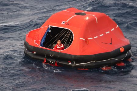 圖為海中漂流的救生艇。（中新社）