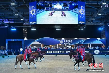 1月30日至2月1日，第二届浪琴香港国际马术盛典在香港亚洲国际博览馆举行。图为1月30日进行的音乐骑术表演。　(主办方 供图)
