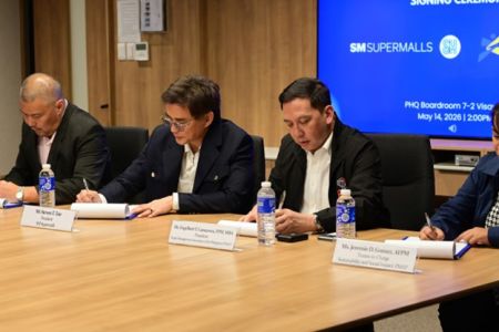 Steven T. Tan and Engelbert T. Camasura lead the ceremonial signing of the Memorandum of Understanding between SM Supermalls and the People Management Association of the Philippines, strengthening their shared commitment to expanding employment and upskilling opportunities for Filipinos nationwide. Steven T. Tan and Engelbert T. Camasura lead the ceremonial signing of the Memorandum of Understanding between SM Supermalls and the People Management Association of the Philippines, strengthening their shared commitment to expanding employment and upskilling opportunities for Filipinos nationwide.