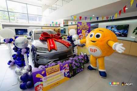 BingoPlus’s Bingbing poses with the brand new BYD Sealion 6 DM-i BingoPlus’s Bingbing poses with the brand new BYD Sealion 6 DM-i